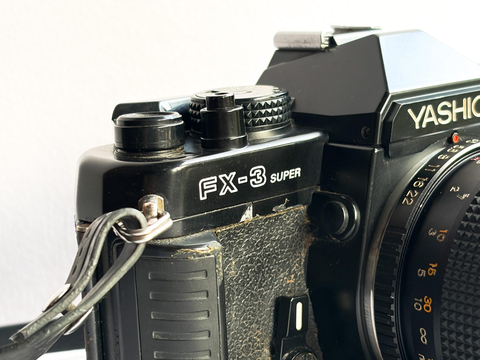 YASHICA FX3 SUPER + 42-75MM, view 2